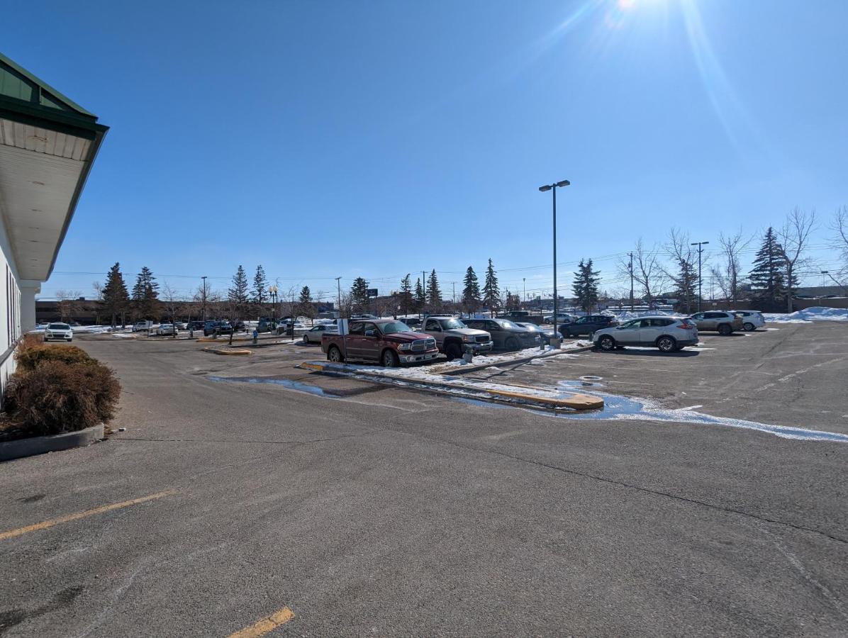 Divya Sutra Plaza And Conference Centre Calgary Airport Hotel Екстериор снимка