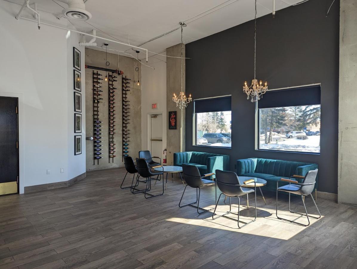 Divya Sutra Plaza And Conference Centre Calgary Airport Hotel Екстериор снимка