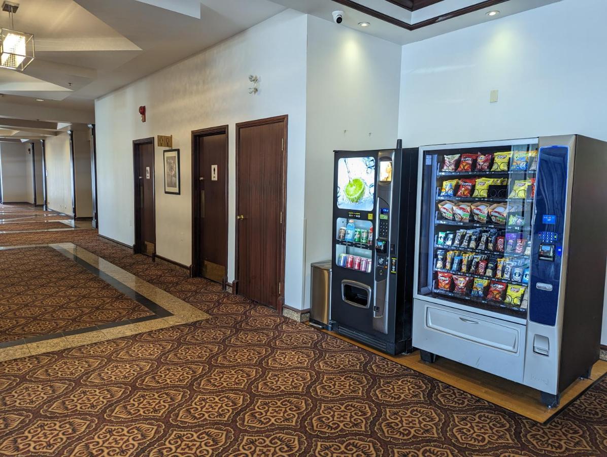Divya Sutra Plaza And Conference Centre Calgary Airport Hotel Екстериор снимка