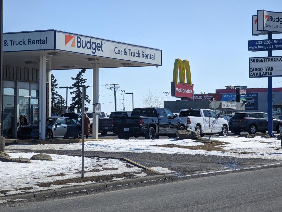 Divya Sutra Plaza And Conference Centre Calgary Airport Hotel Екстериор снимка