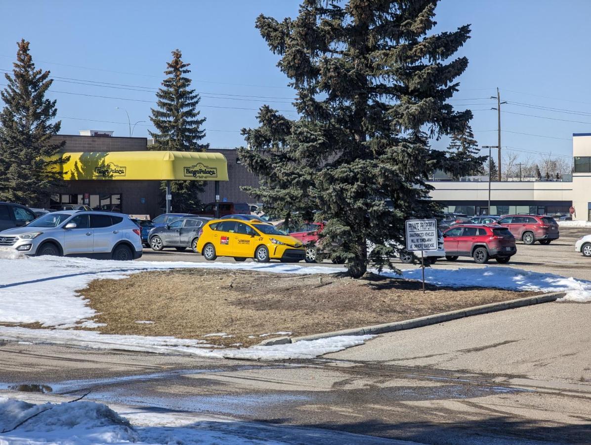 Divya Sutra Plaza And Conference Centre Calgary Airport Hotel Екстериор снимка