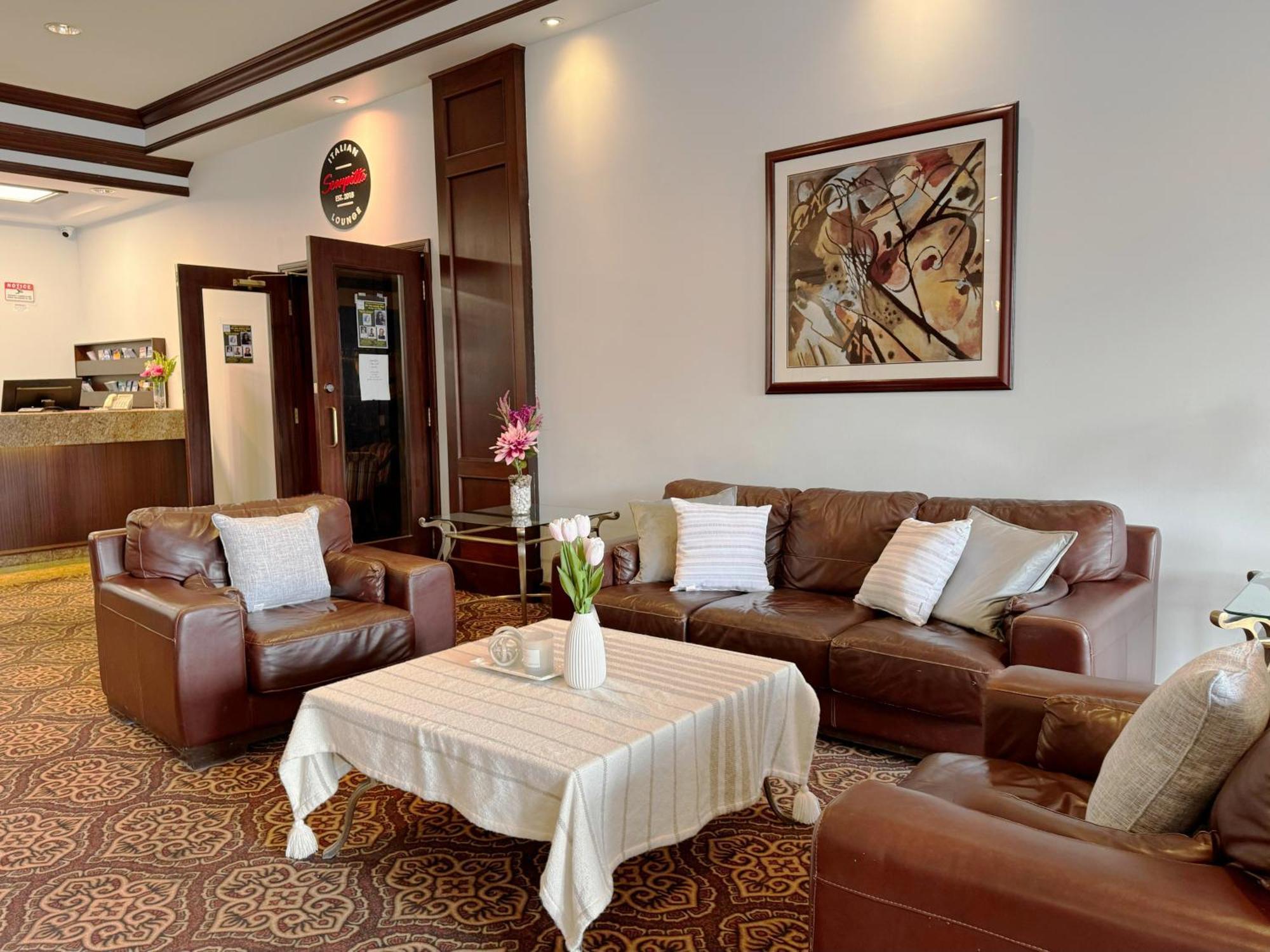 Divya Sutra Plaza And Conference Centre Calgary Airport Hotel Екстериор снимка