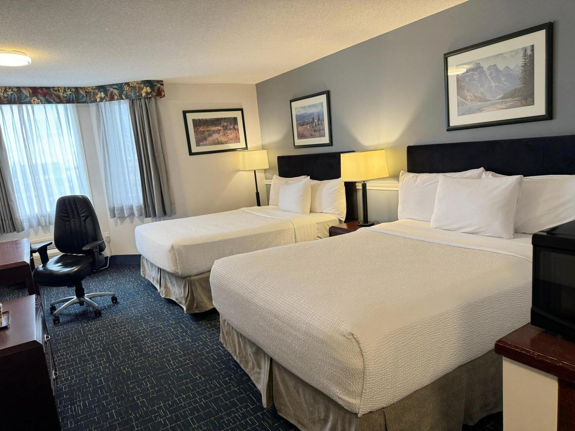 Divya Sutra Plaza And Conference Centre Calgary Airport Hotel Екстериор снимка