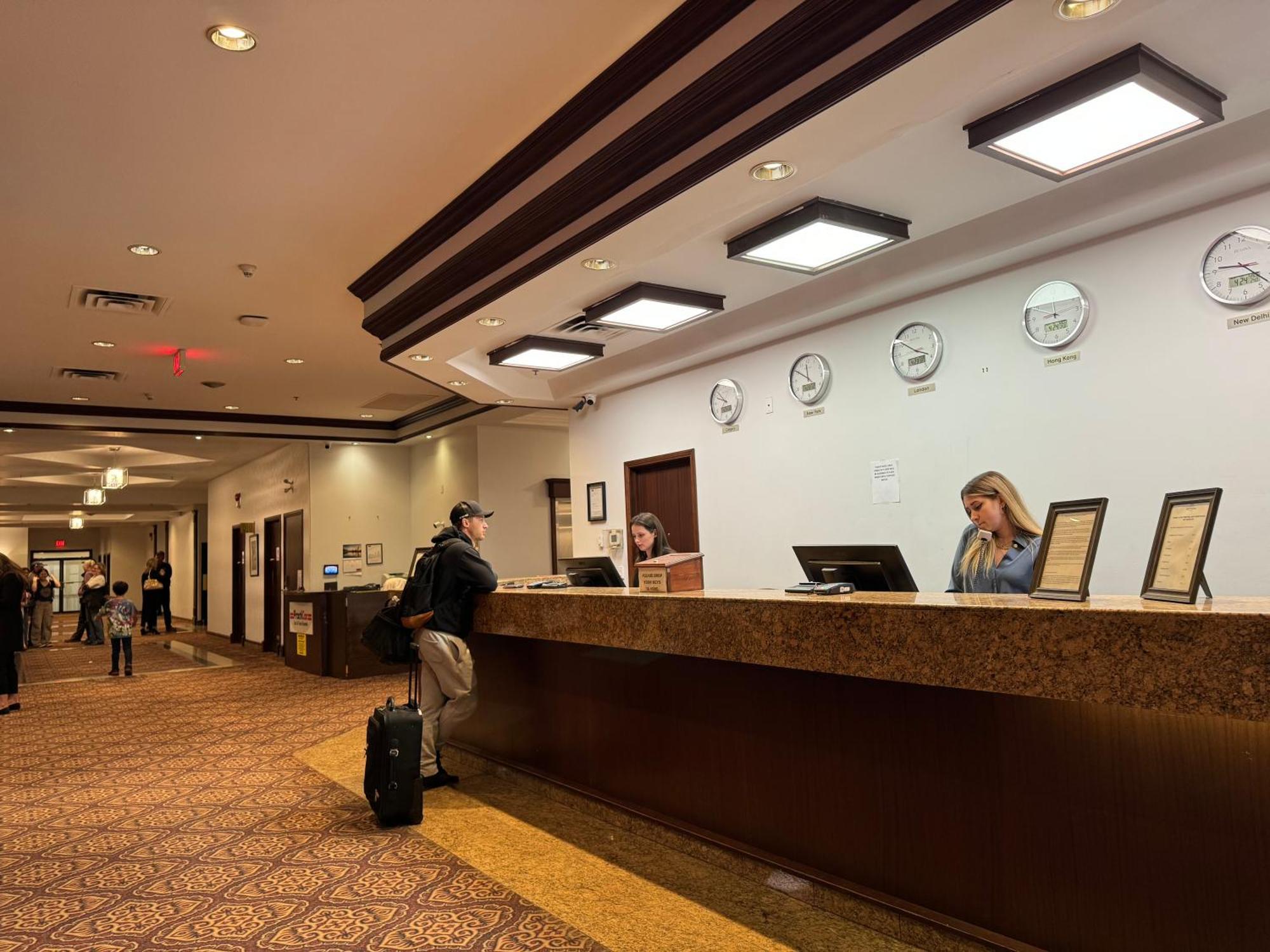 Divya Sutra Plaza And Conference Centre Calgary Airport Hotel Екстериор снимка