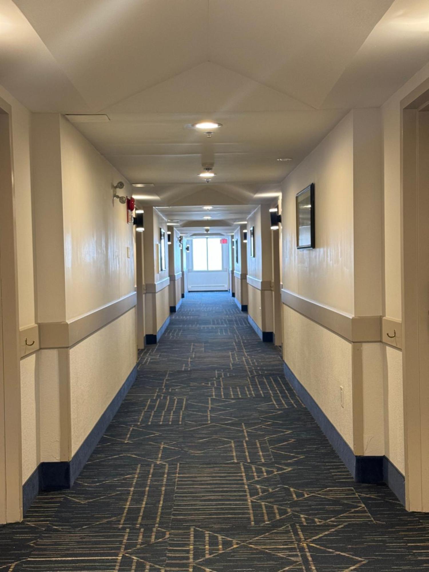 Divya Sutra Plaza And Conference Centre Calgary Airport Hotel Екстериор снимка