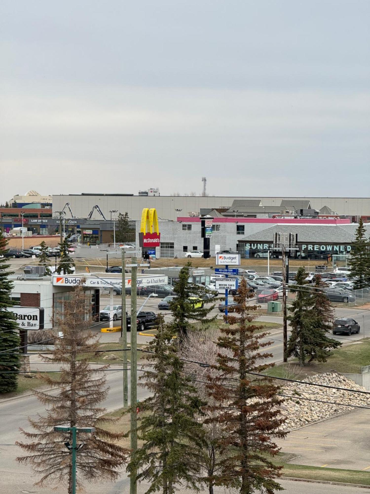 Divya Sutra Plaza And Conference Centre Calgary Airport Hotel Екстериор снимка
