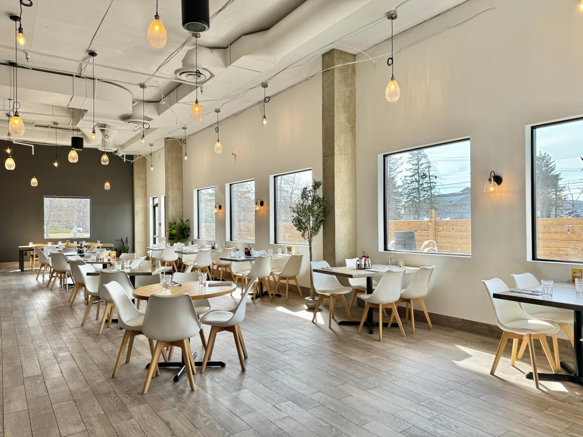 Divya Sutra Plaza And Conference Centre Calgary Airport Hotel Екстериор снимка