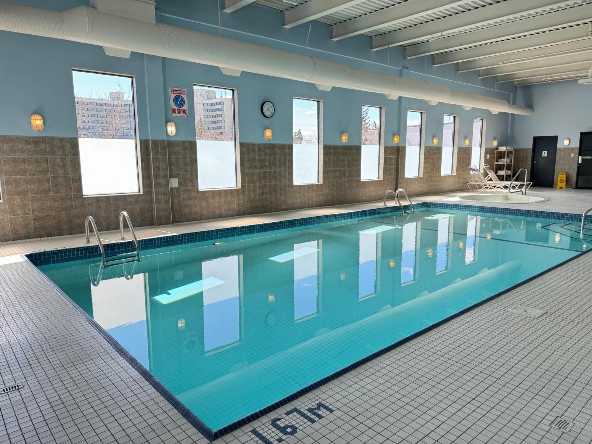 Divya Sutra Plaza And Conference Centre Calgary Airport Hotel Екстериор снимка