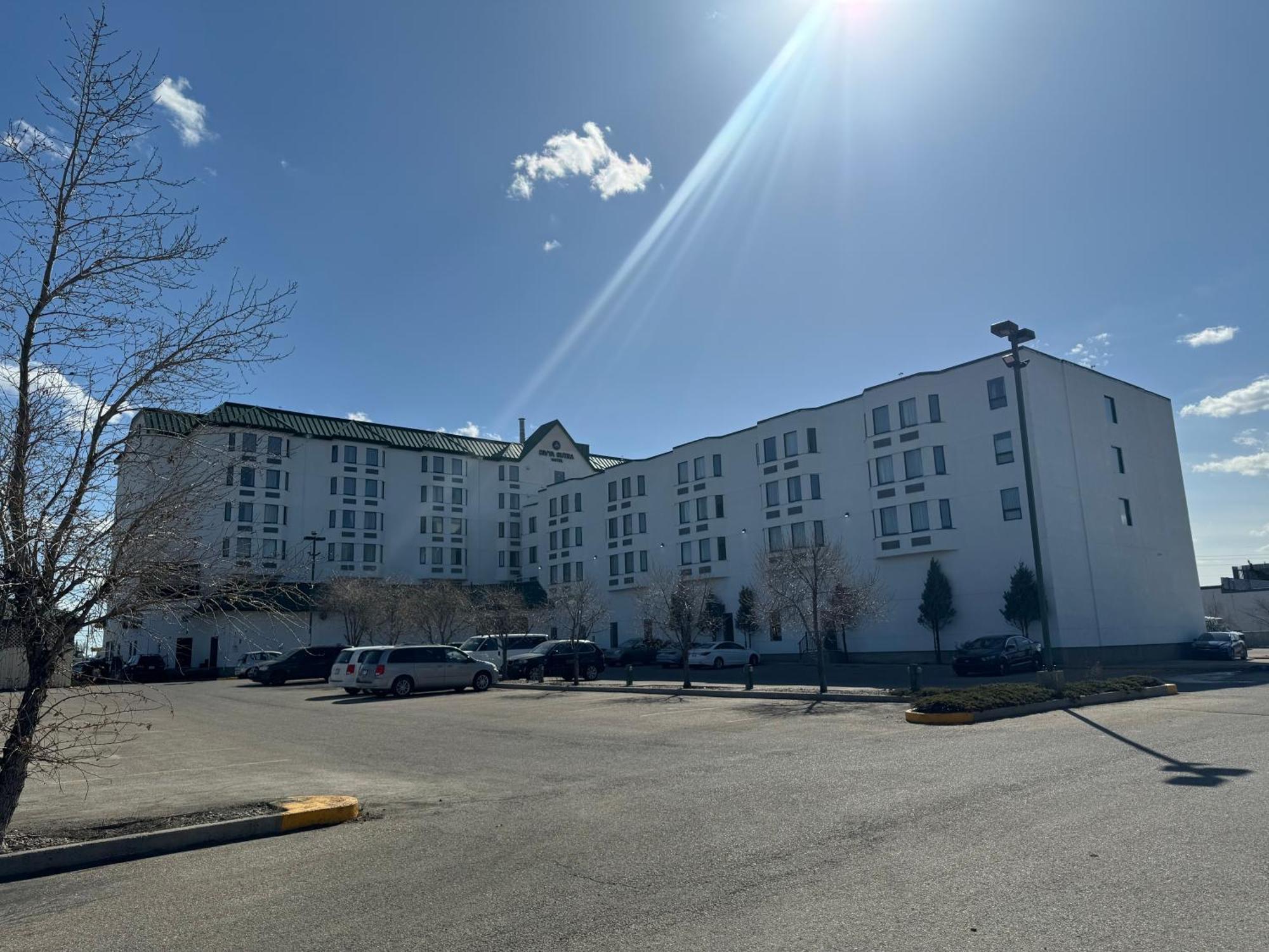 Divya Sutra Plaza And Conference Centre Calgary Airport Hotel Екстериор снимка