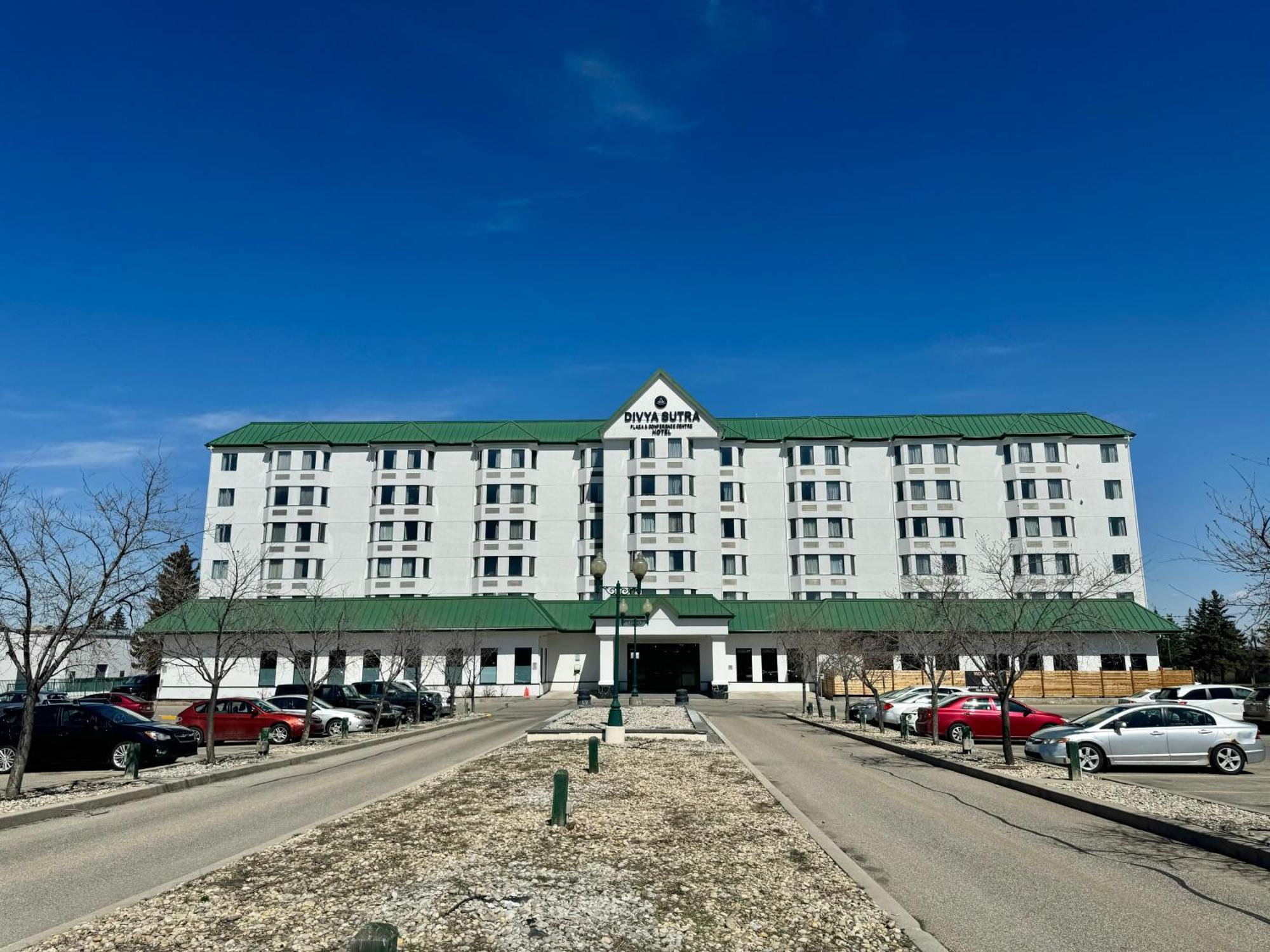Divya Sutra Plaza And Conference Centre Calgary Airport Hotel Екстериор снимка