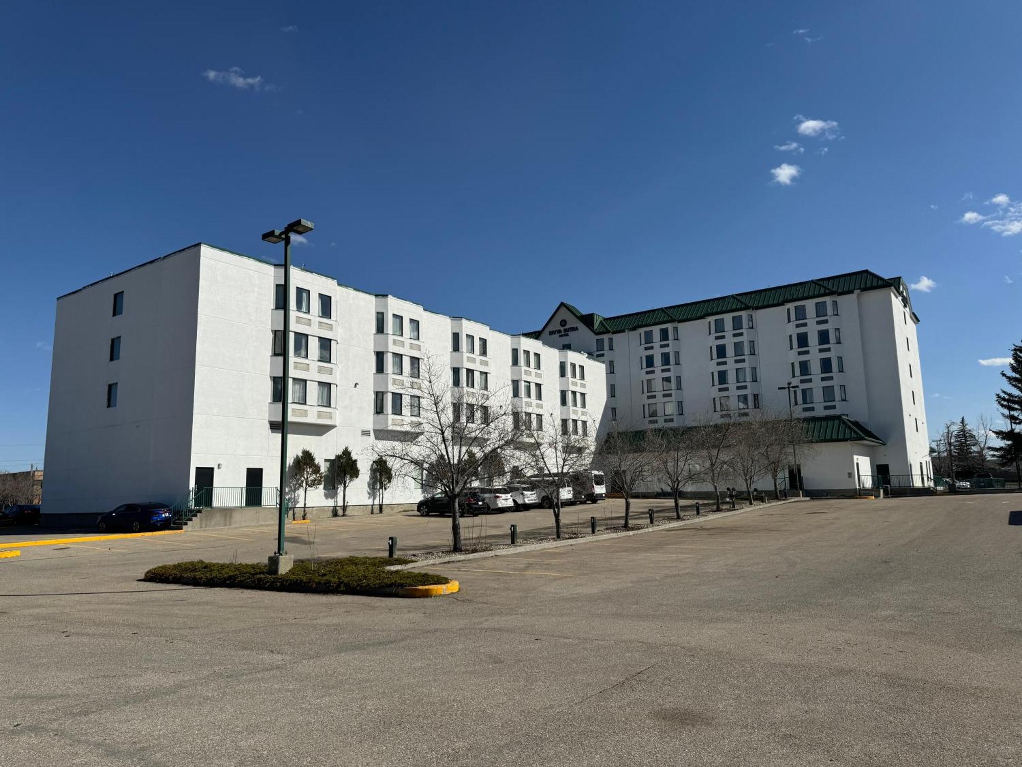 Divya Sutra Plaza And Conference Centre Calgary Airport Hotel Екстериор снимка