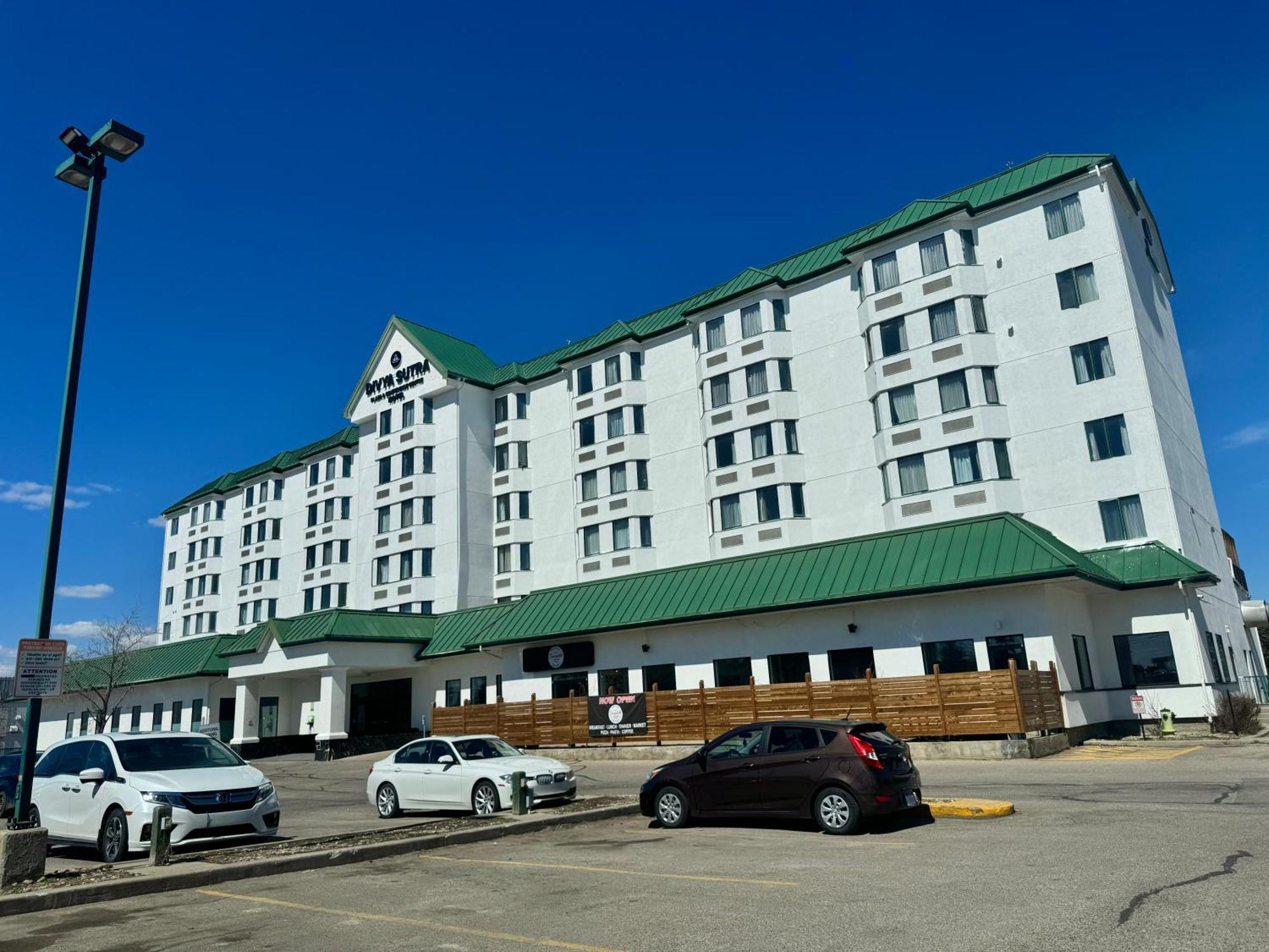 Divya Sutra Plaza And Conference Centre Calgary Airport Hotel Екстериор снимка