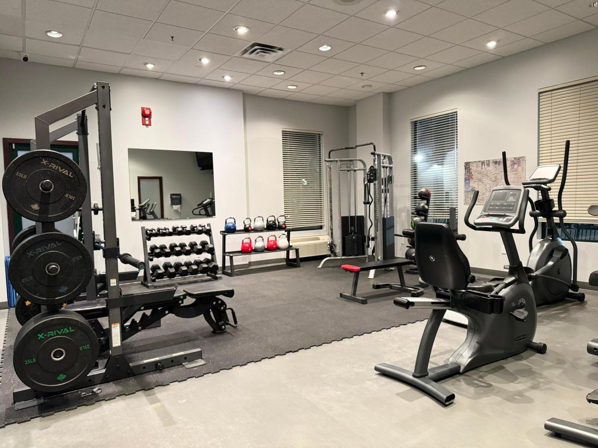Divya Sutra Plaza And Conference Centre Calgary Airport Hotel Екстериор снимка