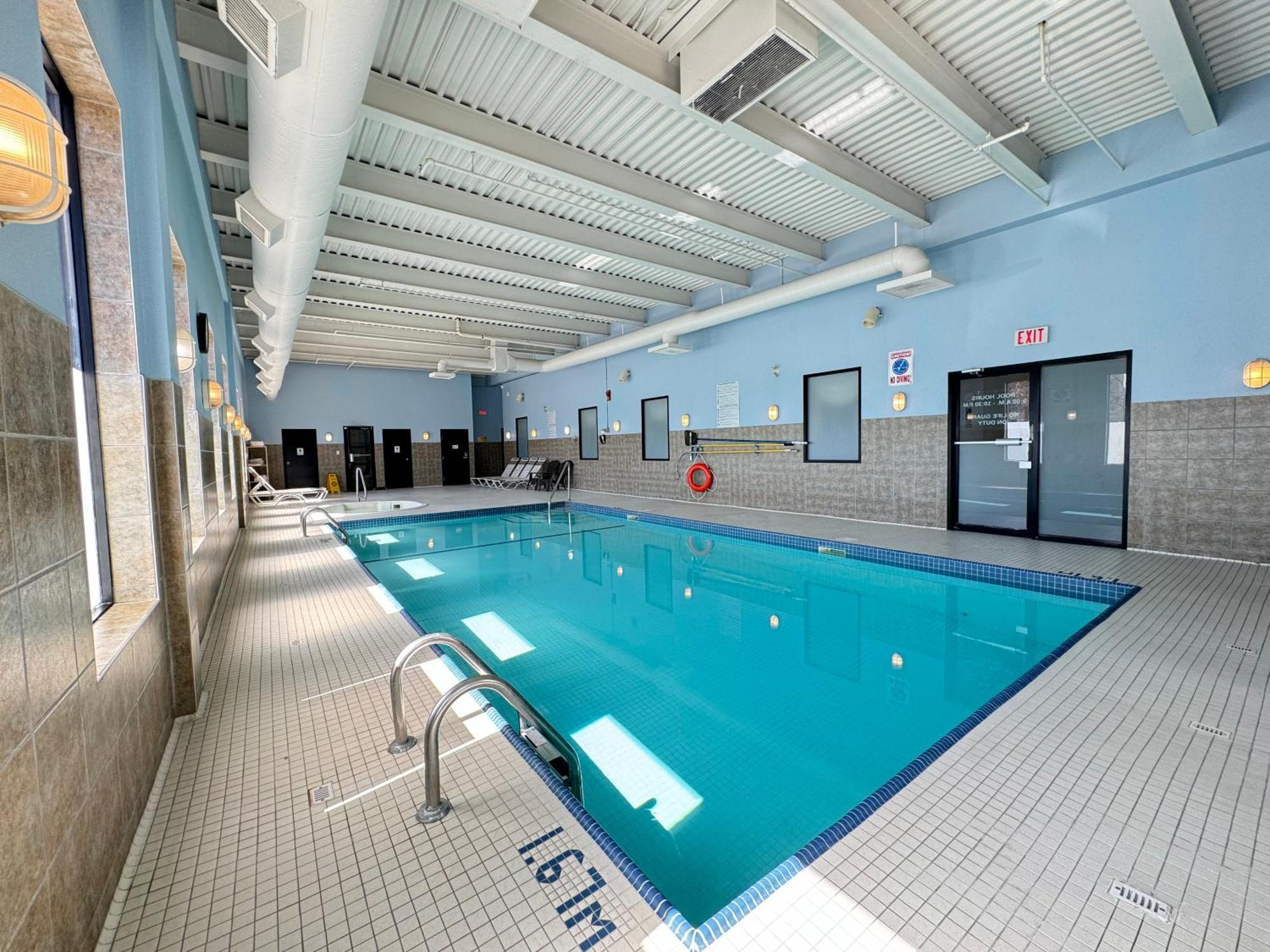 Divya Sutra Plaza And Conference Centre Calgary Airport Hotel Екстериор снимка