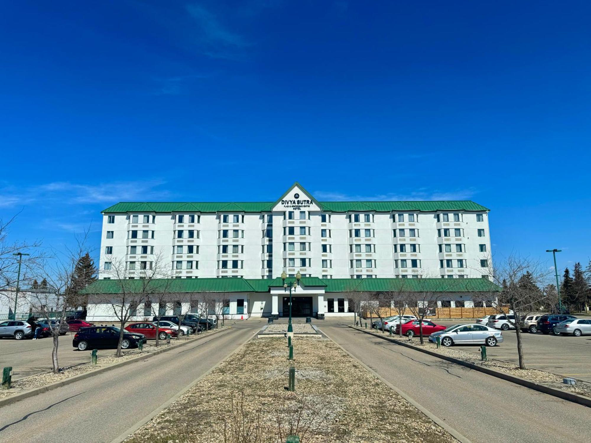 Divya Sutra Plaza And Conference Centre Calgary Airport Hotel Екстериор снимка