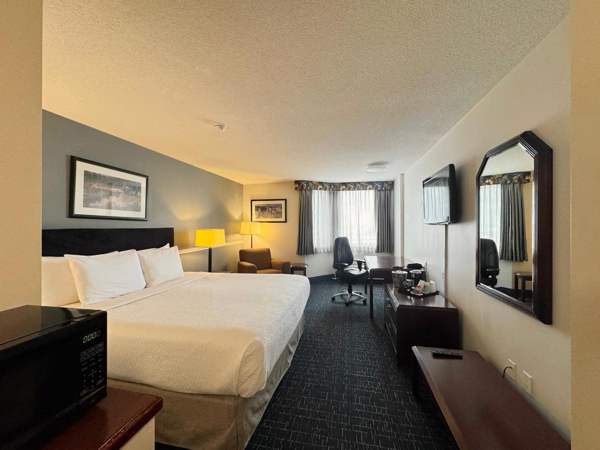 Divya Sutra Plaza And Conference Centre Calgary Airport Hotel Екстериор снимка