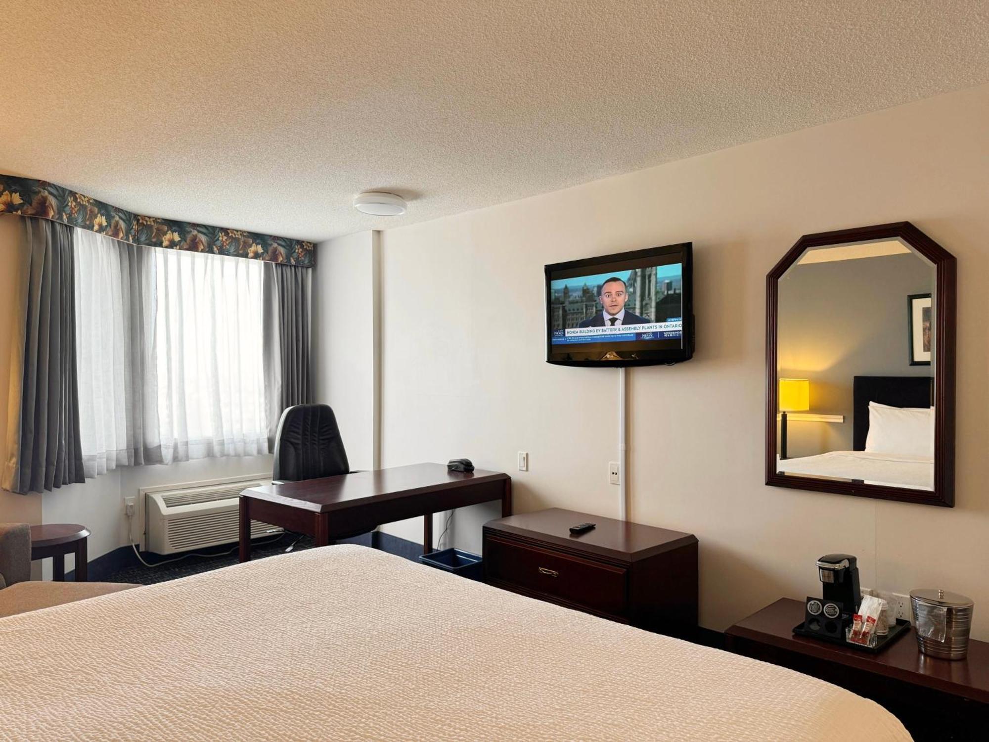 Divya Sutra Plaza And Conference Centre Calgary Airport Hotel Екстериор снимка