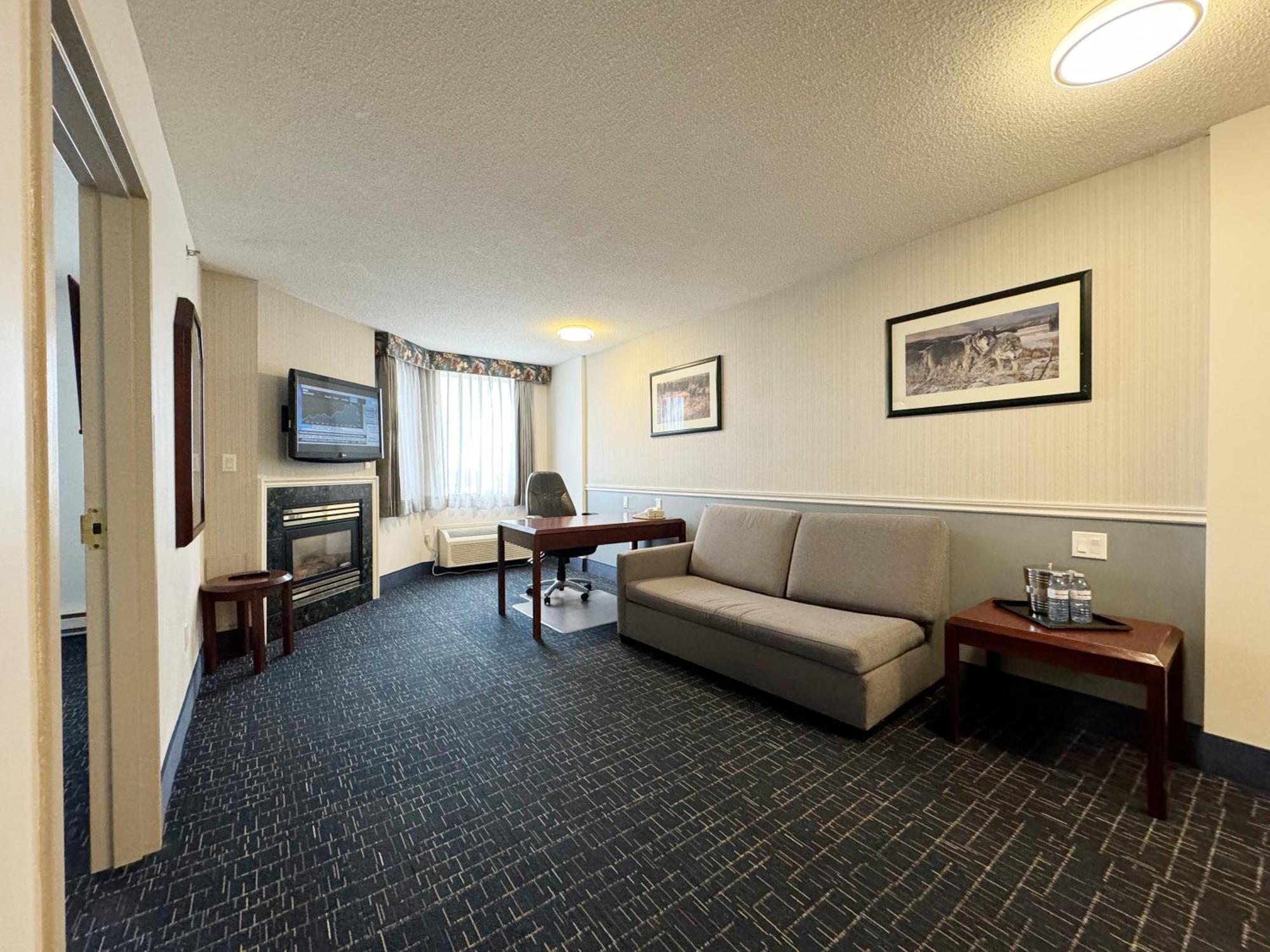 Divya Sutra Plaza And Conference Centre Calgary Airport Hotel Екстериор снимка