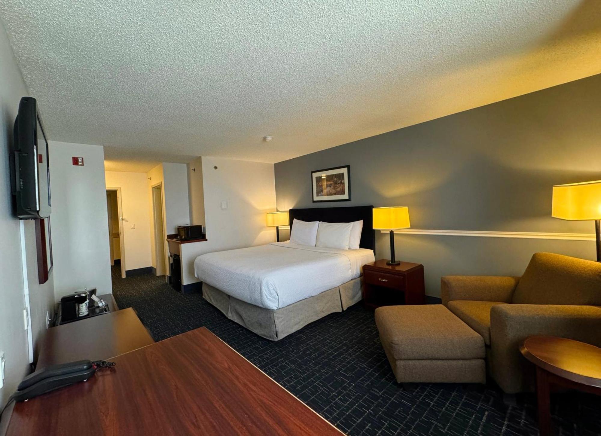 Divya Sutra Plaza And Conference Centre Calgary Airport Hotel Екстериор снимка