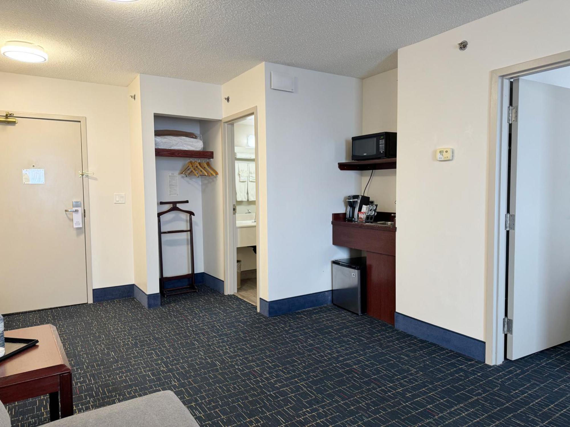 Divya Sutra Plaza And Conference Centre Calgary Airport Hotel Екстериор снимка