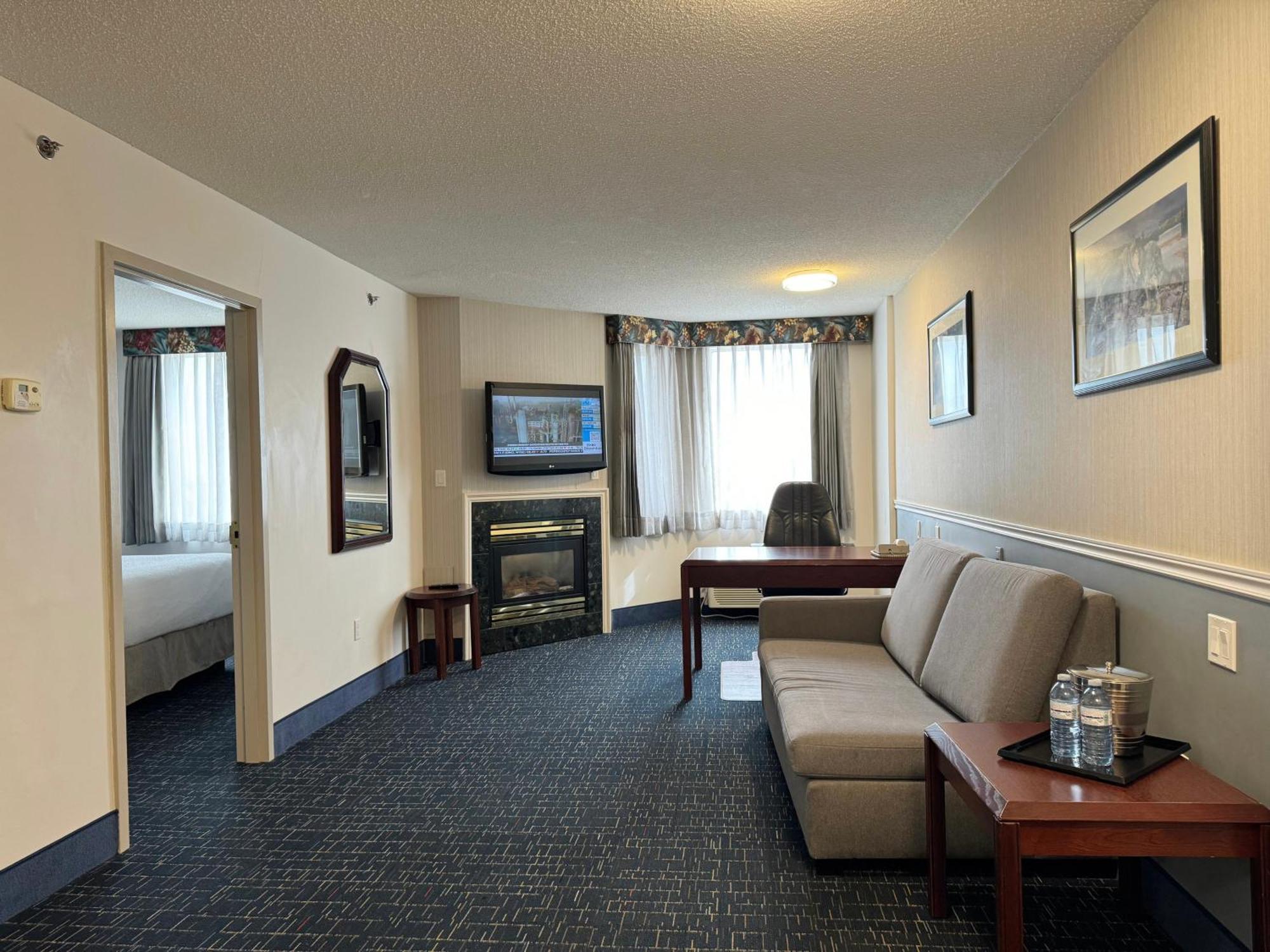 Divya Sutra Plaza And Conference Centre Calgary Airport Hotel Екстериор снимка