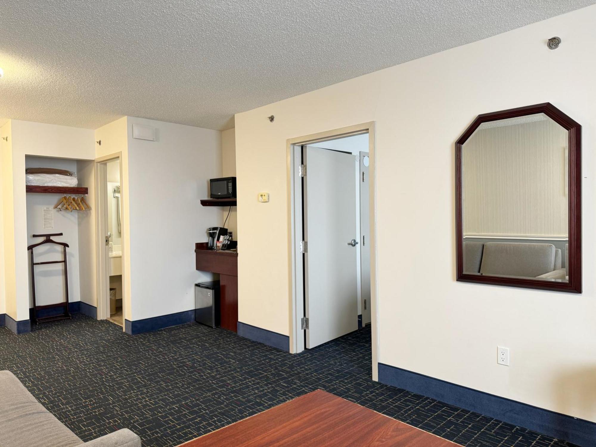Divya Sutra Plaza And Conference Centre Calgary Airport Hotel Екстериор снимка