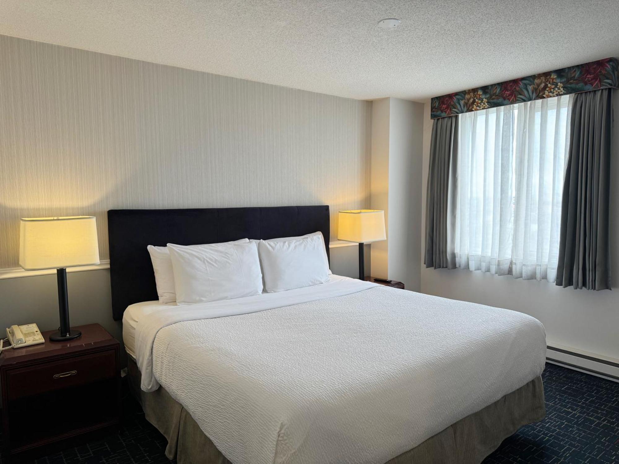Divya Sutra Plaza And Conference Centre Calgary Airport Hotel Екстериор снимка