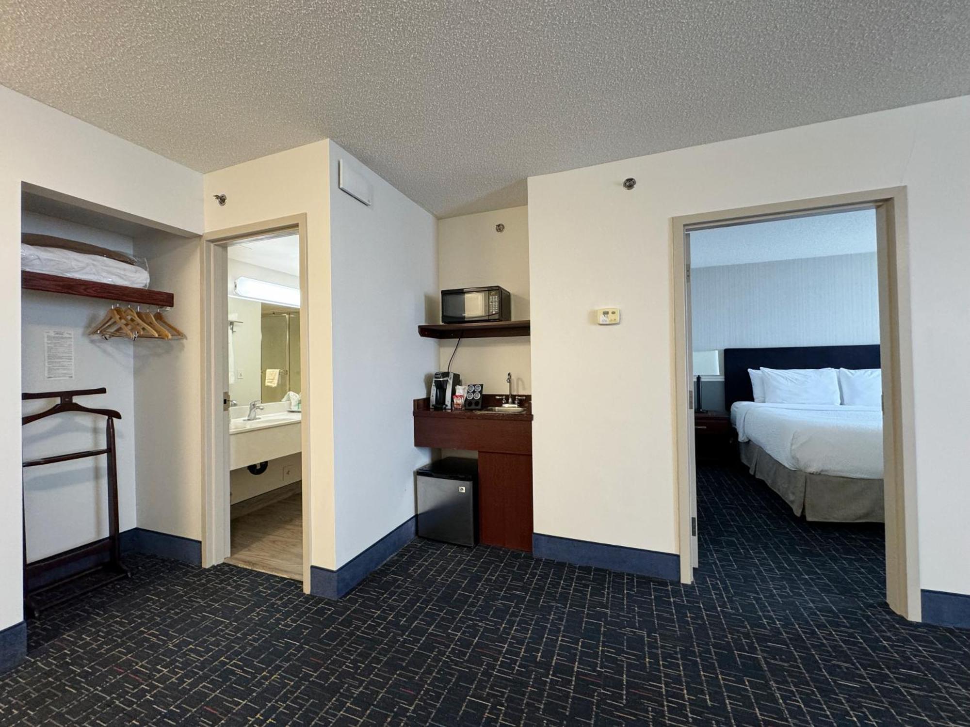 Divya Sutra Plaza And Conference Centre Calgary Airport Hotel Екстериор снимка