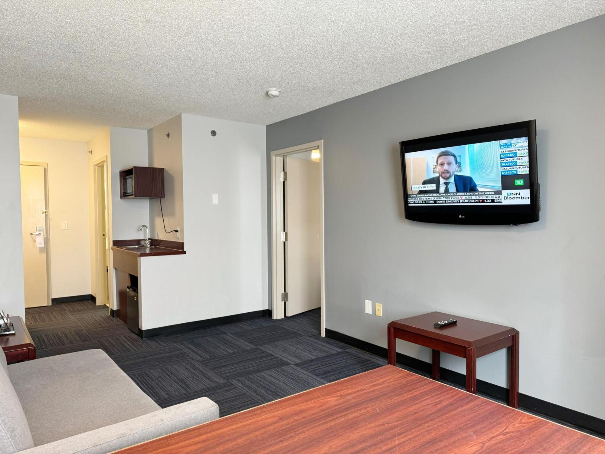 Divya Sutra Plaza And Conference Centre Calgary Airport Hotel Екстериор снимка
