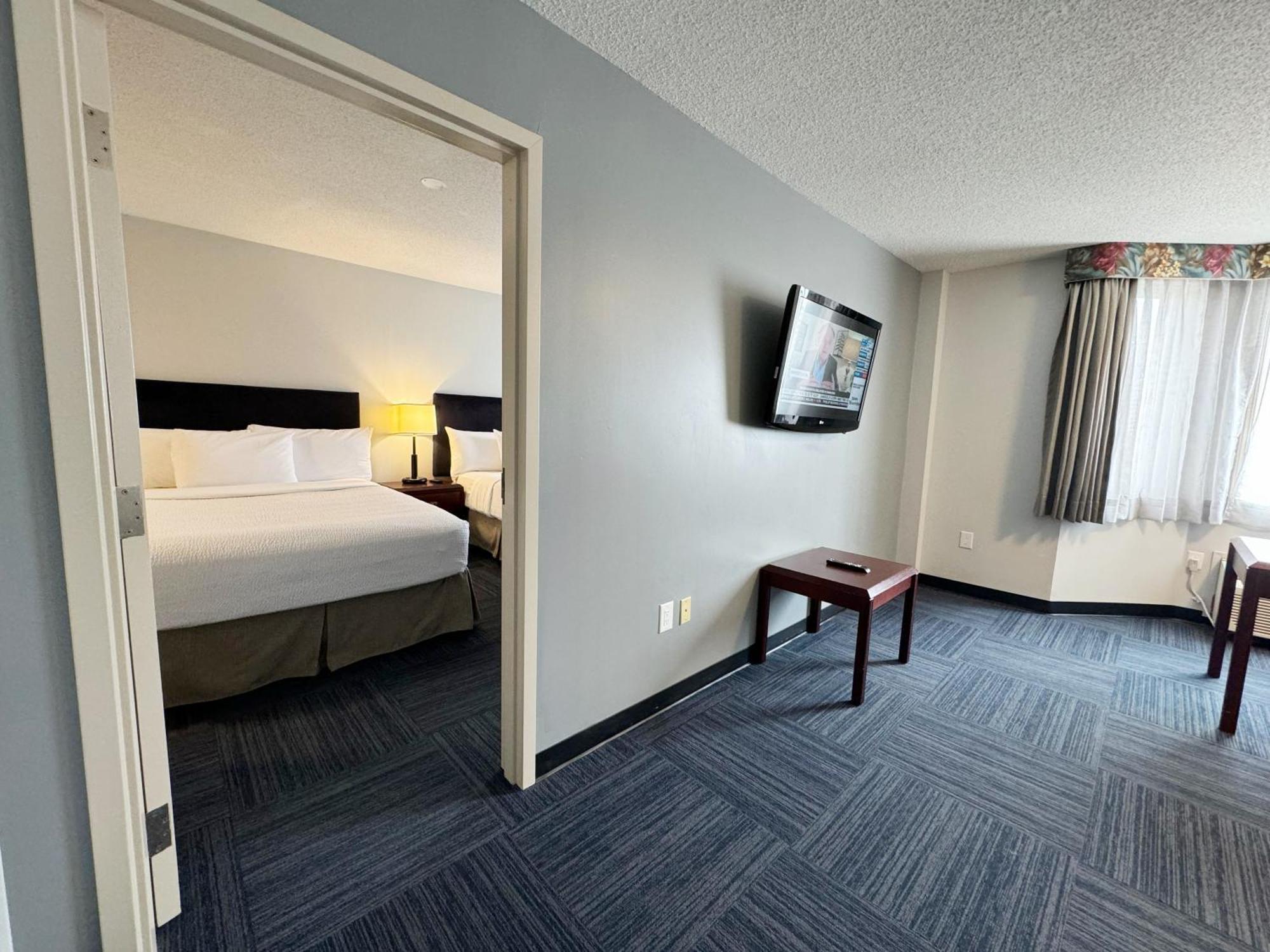 Divya Sutra Plaza And Conference Centre Calgary Airport Hotel Екстериор снимка
