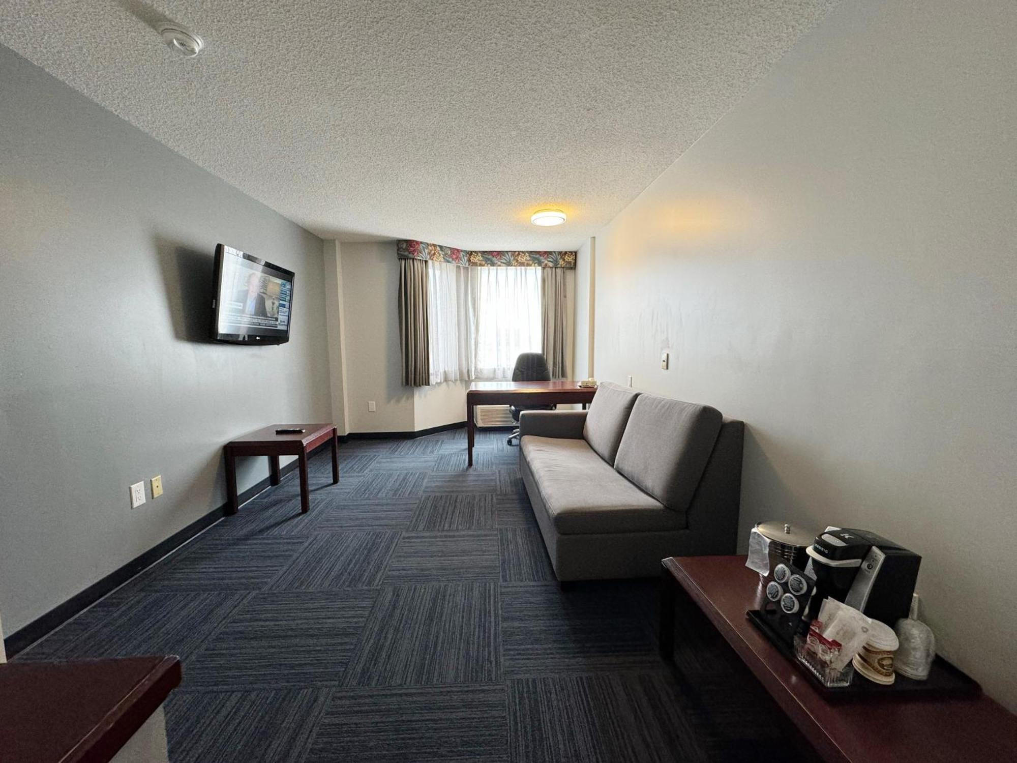 Divya Sutra Plaza And Conference Centre Calgary Airport Hotel Екстериор снимка