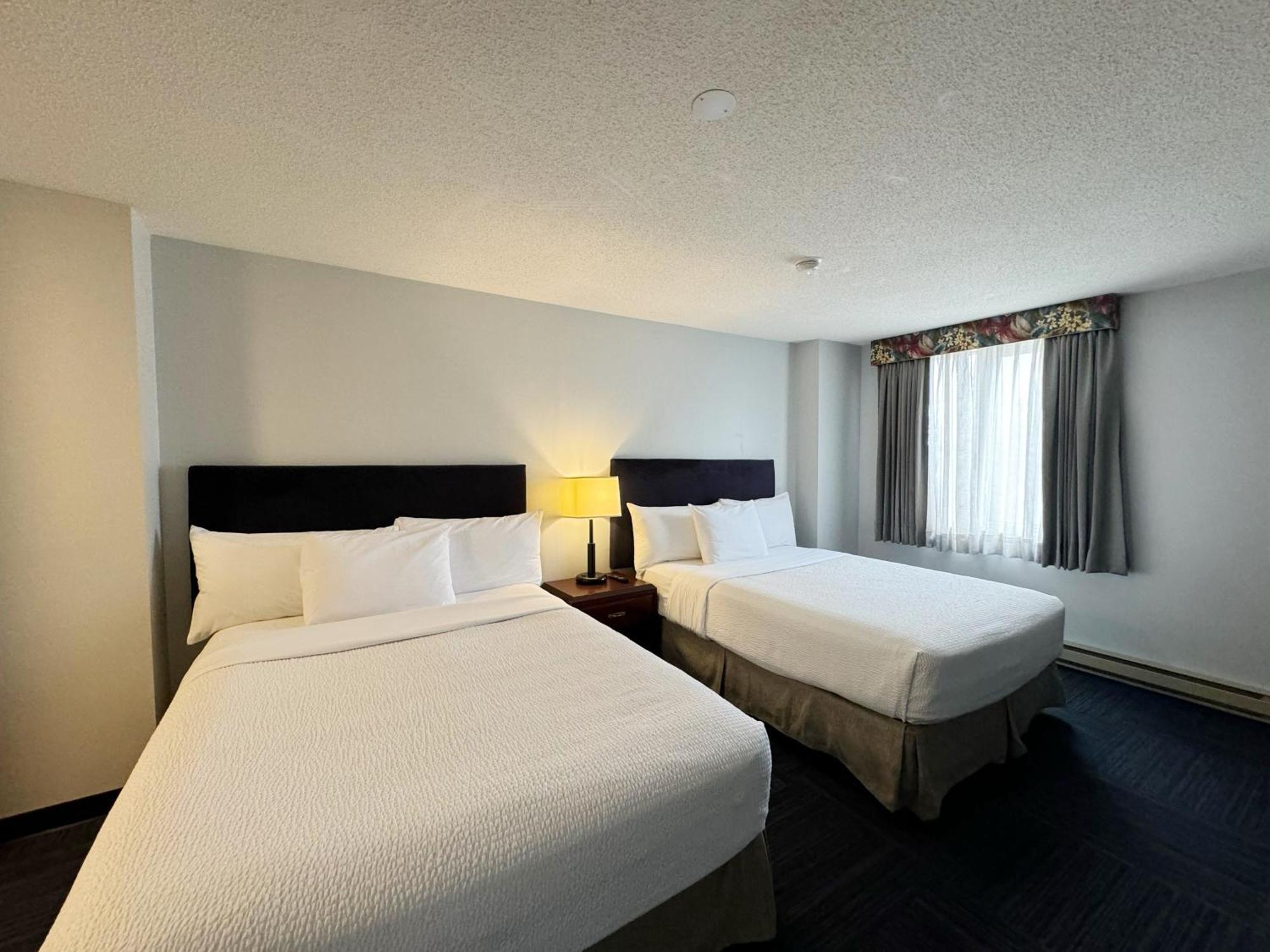 Divya Sutra Plaza And Conference Centre Calgary Airport Hotel Екстериор снимка