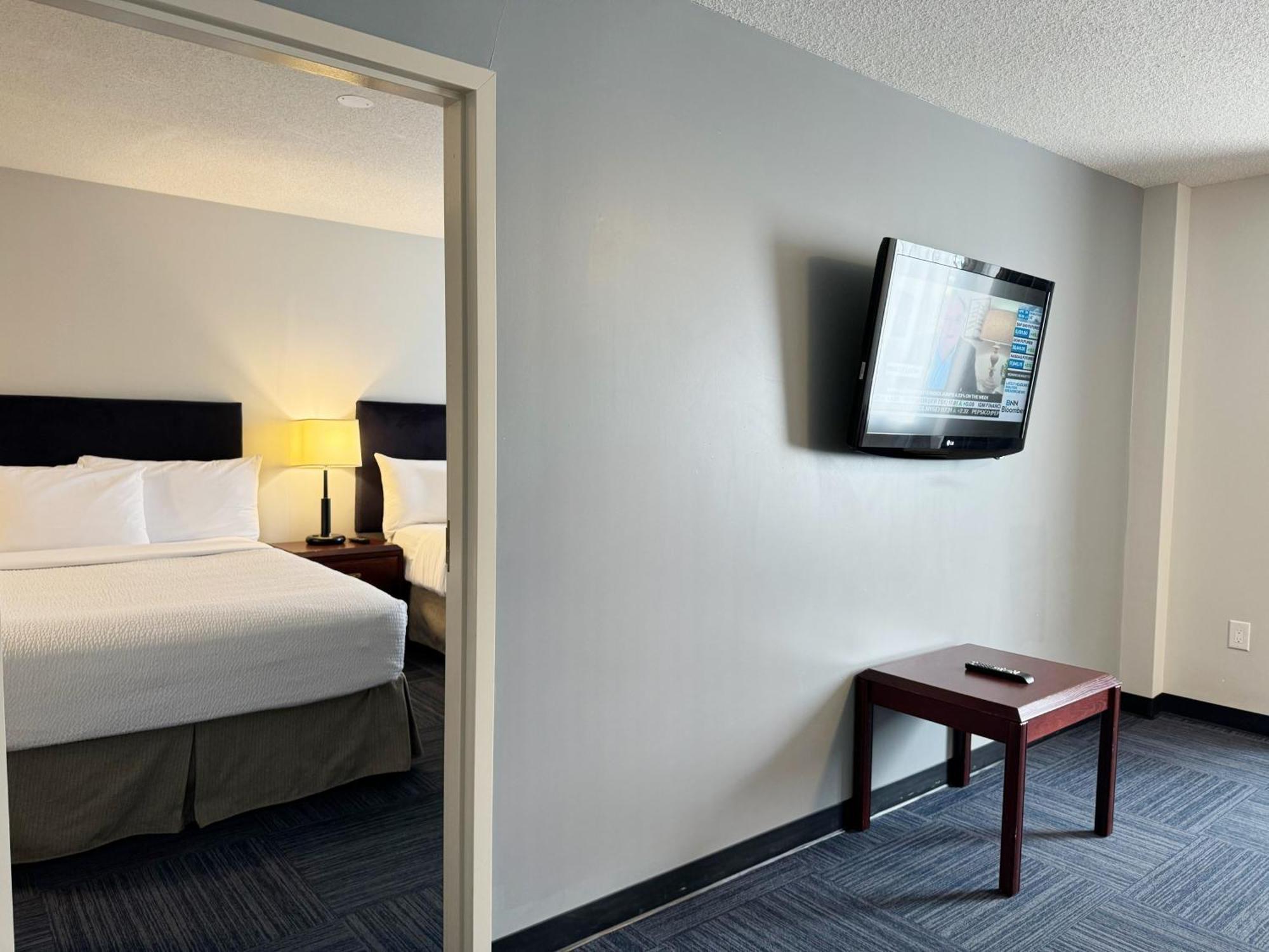 Divya Sutra Plaza And Conference Centre Calgary Airport Hotel Екстериор снимка