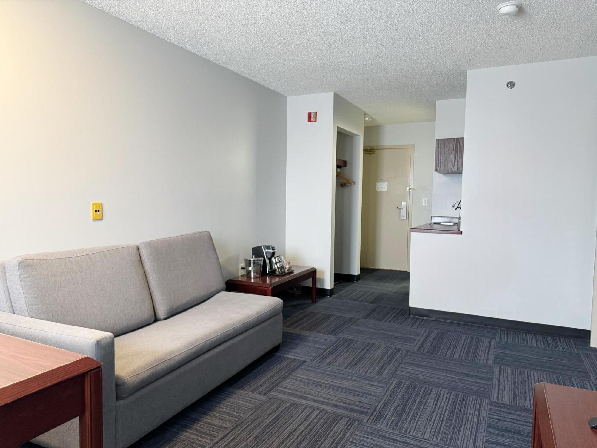 Divya Sutra Plaza And Conference Centre Calgary Airport Hotel Екстериор снимка