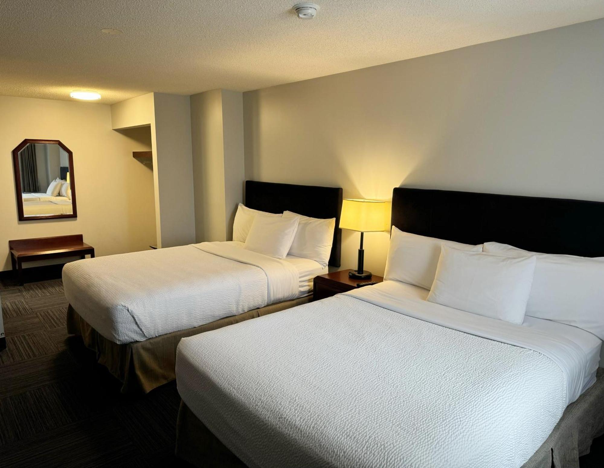 Divya Sutra Plaza And Conference Centre Calgary Airport Hotel Екстериор снимка