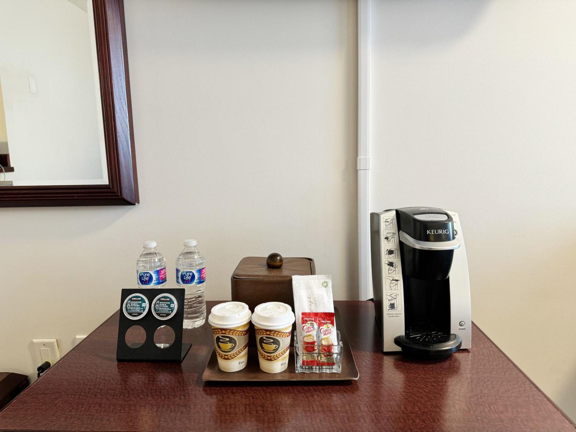 Divya Sutra Plaza And Conference Centre Calgary Airport Hotel Екстериор снимка