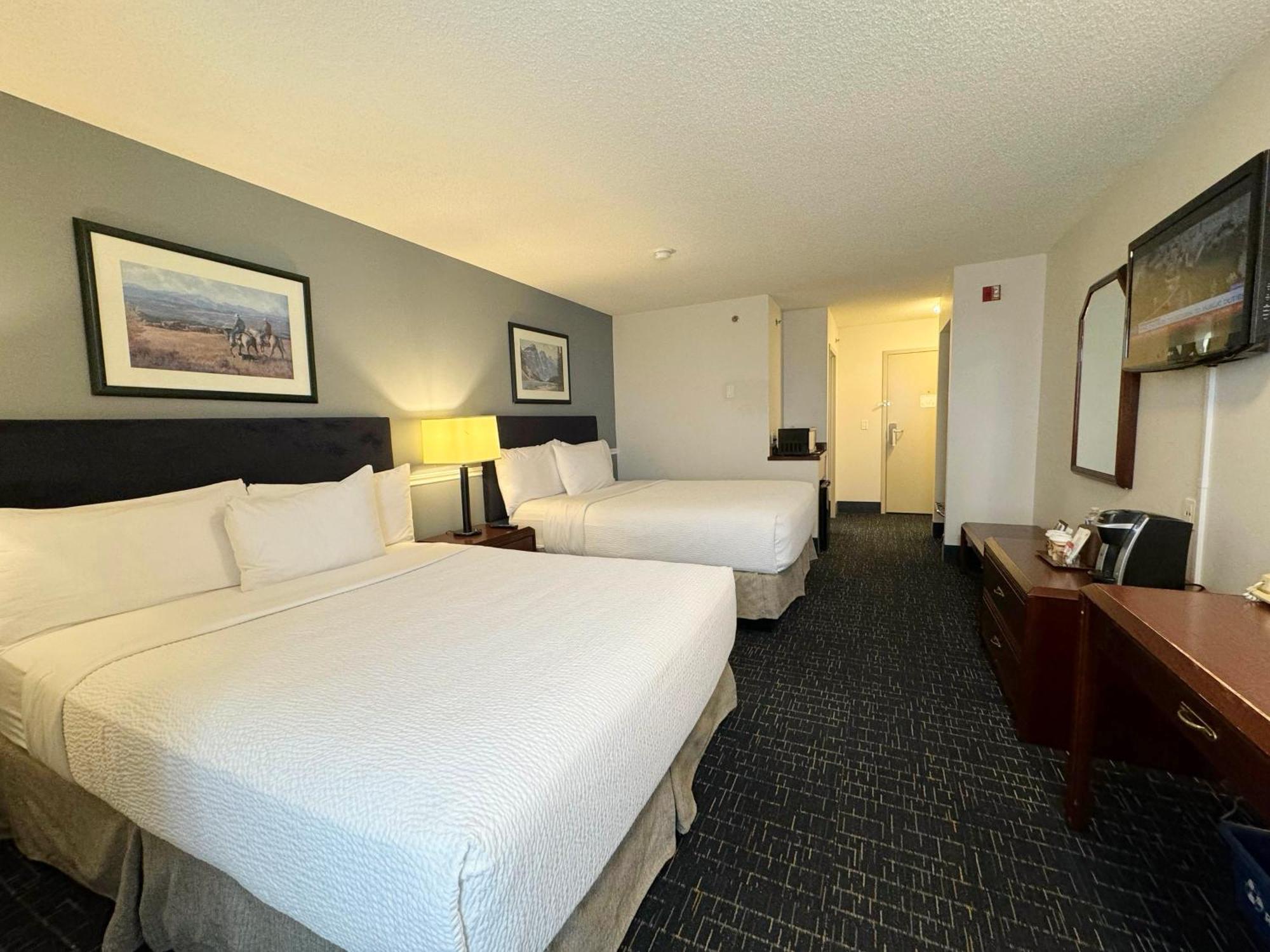 Divya Sutra Plaza And Conference Centre Calgary Airport Hotel Екстериор снимка