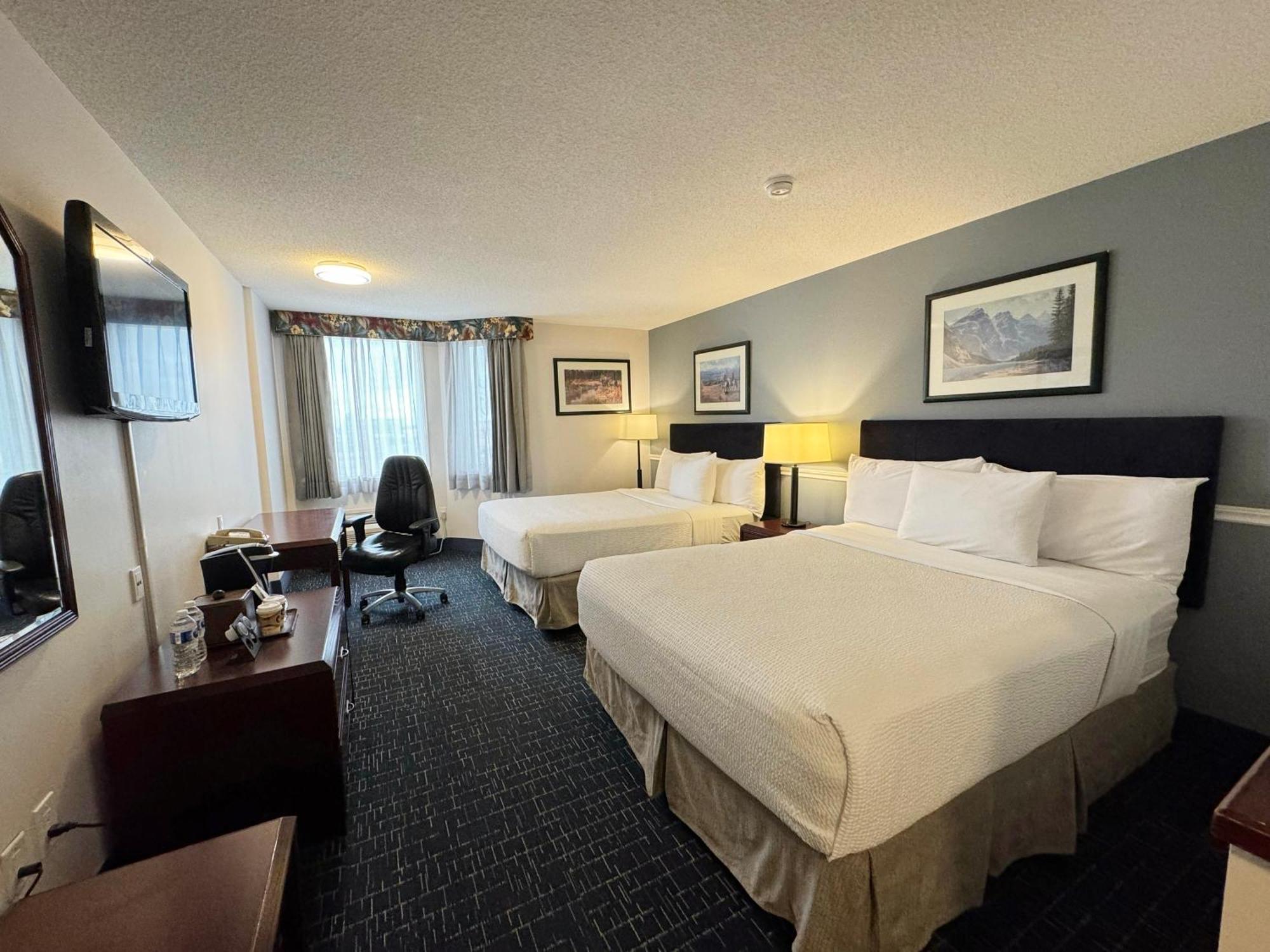 Divya Sutra Plaza And Conference Centre Calgary Airport Hotel Екстериор снимка