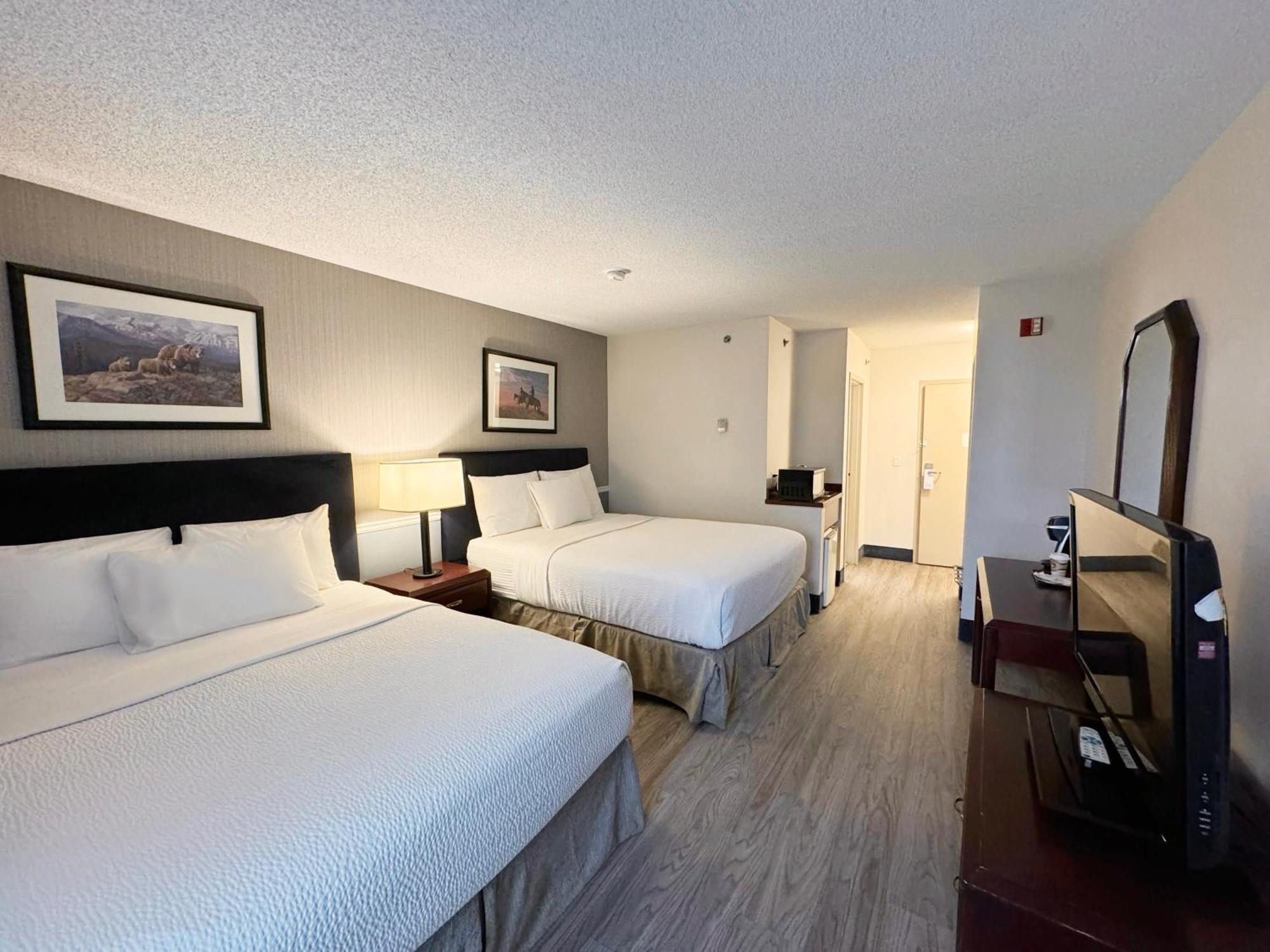 Divya Sutra Plaza And Conference Centre Calgary Airport Hotel Екстериор снимка