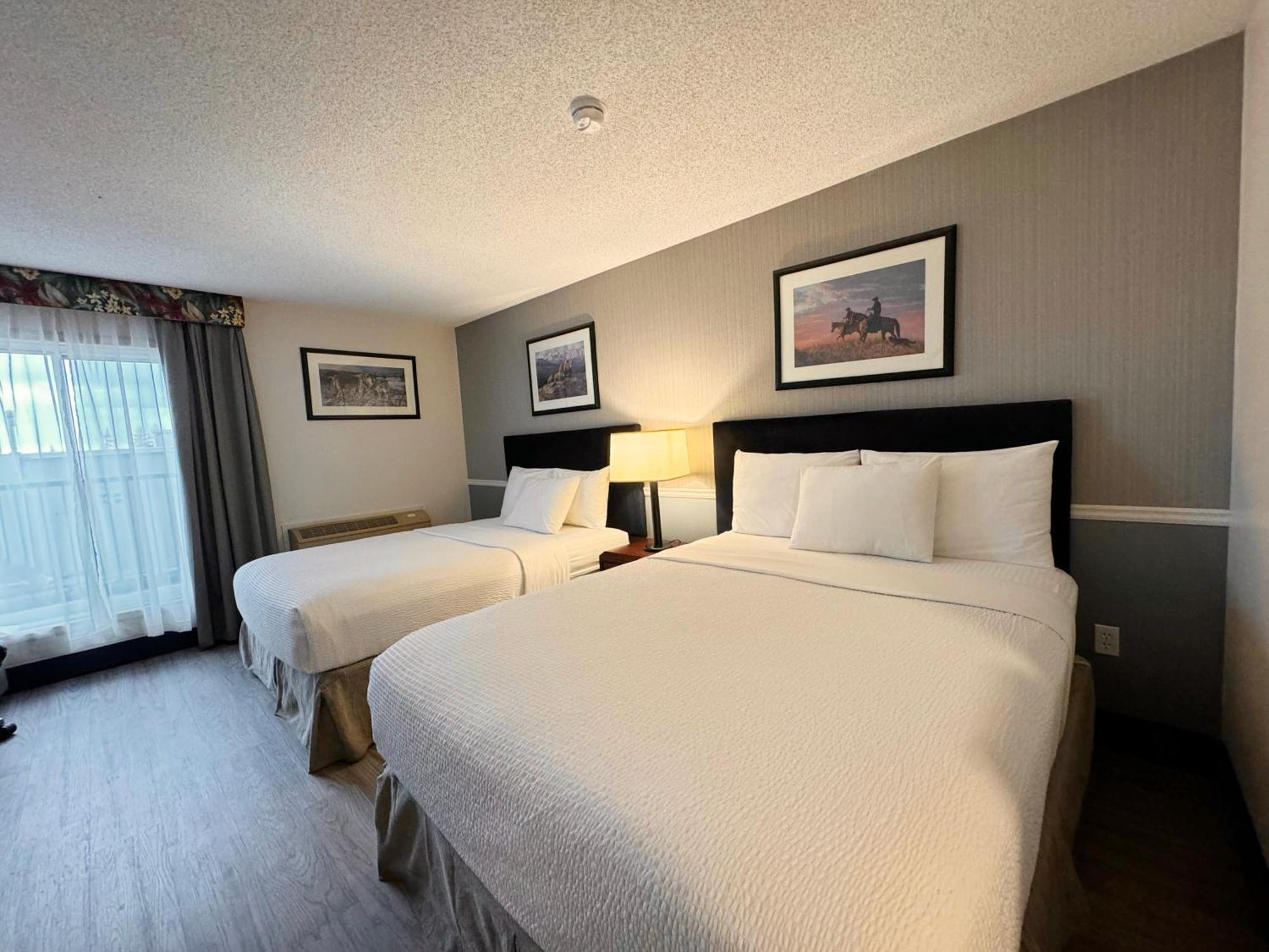 Divya Sutra Plaza And Conference Centre Calgary Airport Hotel Екстериор снимка