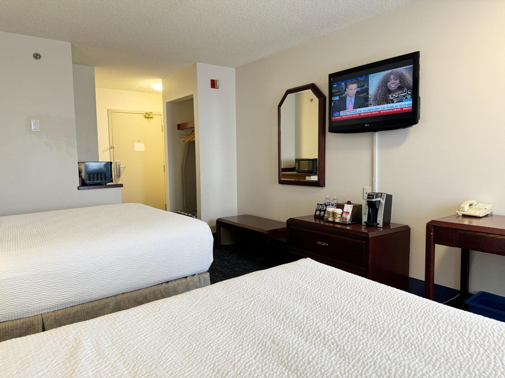 Divya Sutra Plaza And Conference Centre Calgary Airport Hotel Екстериор снимка