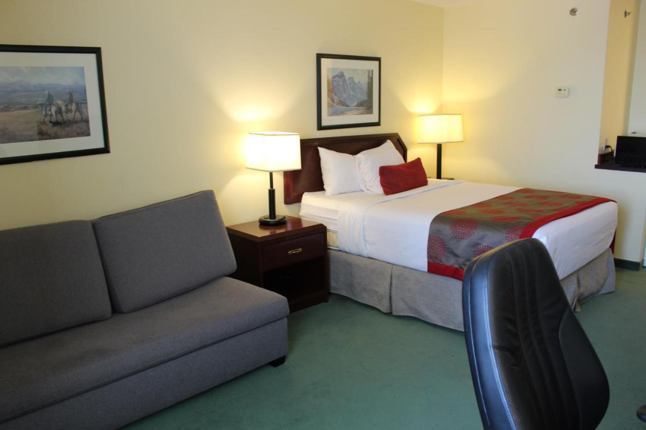 Divya Sutra Plaza And Conference Centre Calgary Airport Hotel Екстериор снимка