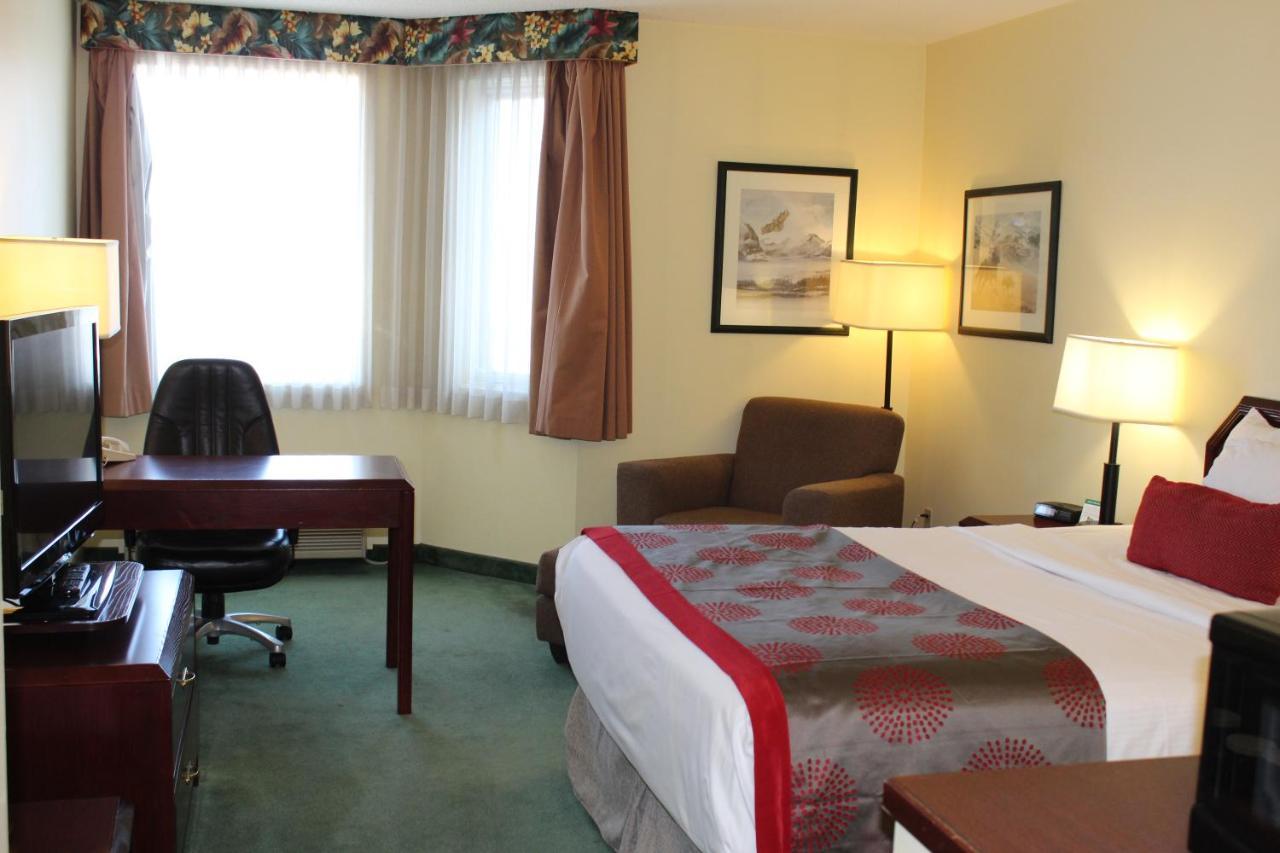 Divya Sutra Plaza And Conference Centre Calgary Airport Hotel Екстериор снимка